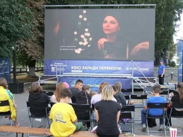 kino-zaradi-peremogi-kinomobil-zavitav-na-kiyivschinu