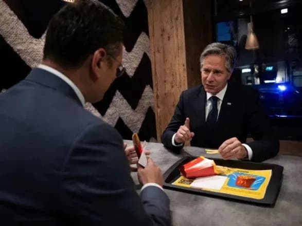 kuleba-vidviv-blinkena-povecheryati-u-mcdonalds