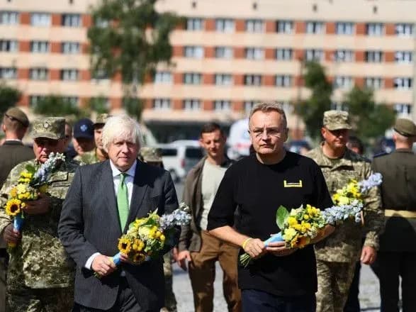 dzhonson-u-lvovi-vshanuvav-pamyat-zagiblikh-zakhisnikiv-ta-geroyiv-nebesnoyi-sotni-i-otrimav-pochesne-zvannya-lnu-imeni-ivana-franka