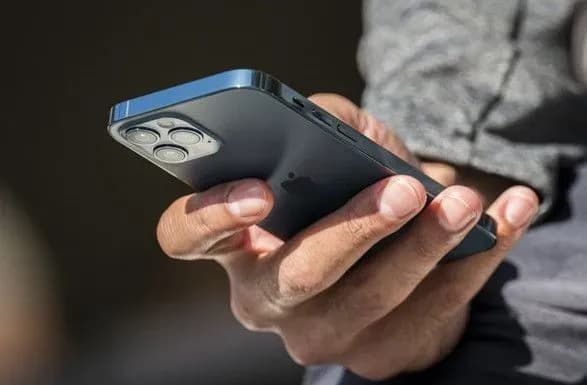 frantsiya-prizupinila-prodazhi-iphone-12-cherez-nadmirne-viprominyuvannya