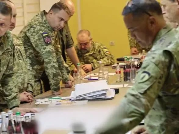 zaluzhniy-zustrivsya-z-viyskovimi-ssha-ta-britaniyi-anonsuvav-khoroshi-novini