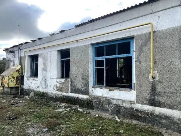 nichna-ataka-droniv-rf-na-khmelnichchinu-ulamki-poshkodili-budinki-shkolu-ta-liniyi-elektroperedachi