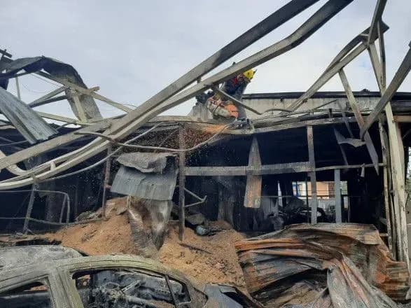 ryatuvalniki-likvidovuyut-naslidki-ataki-rf-po-kiyevu-v-kmva-pokazali-foto