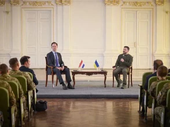 u-yednosti-ukrayini-nashe-maybutnye-zelenskiy-ta-ryutte-zustrilis-z-ukrayinskimi-kursantami