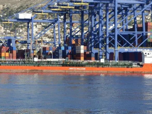 u-chornomu-mori-bilya-beregiv-rumuniyi-tanker-z-naftoyu-pidirvavsya-na-mini-zmi