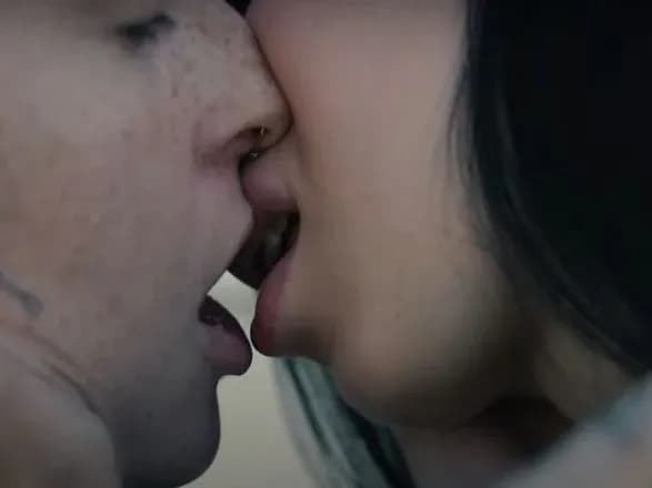 pidtrimka-lgbt-svyascheniki-prodovzhuyut-oburyuvatisya-novim-klipom-na-pisnyu-sertse-soloviy-ta-zhadana-v-yakomu-poyednali-tserkvu-ta-potsilunok-mizh-divchatami