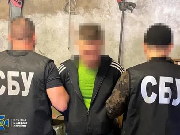 sbu-vikrila-trokh-cholovikiv-yaki-nelegalno-zberigali-ta-namagalisya-prodati-zbroyu-rf