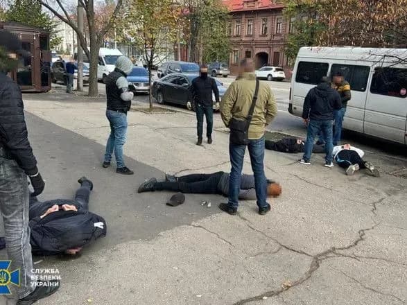 u-zaporizhzhi-reketiri-pogrozhuvali-vidrizati-kintsivki-avtopereviznikam-schob-zabrati-yikh-biznes