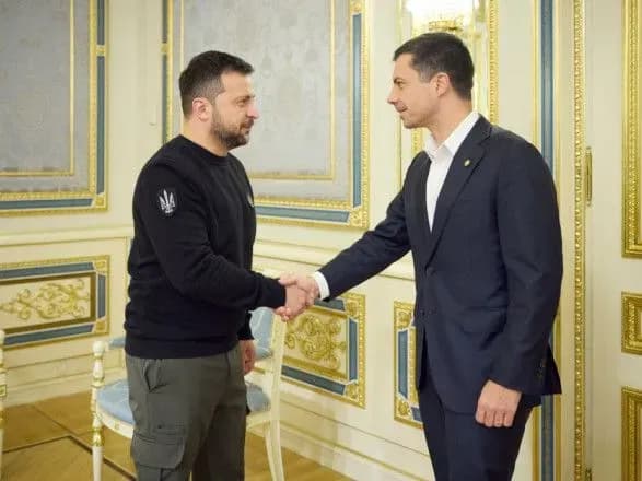 zelenskiy-zustrivsya-z-ministrom-transportu-ssha-govorili-pro-vidnovlennya-infrastrukturi-ukrayini