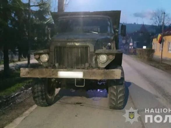 pivtorarichna-divchinka-zaginula-pid-kolesami-vantazhivki-koli-yiyi-netvereza-matir-vidvoliklas