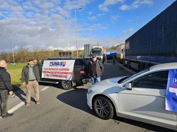 yak-poperedzhennya-slovatski-perevizniki-na-godinu-perekrili-kordon-z-ukrayinoyu-1