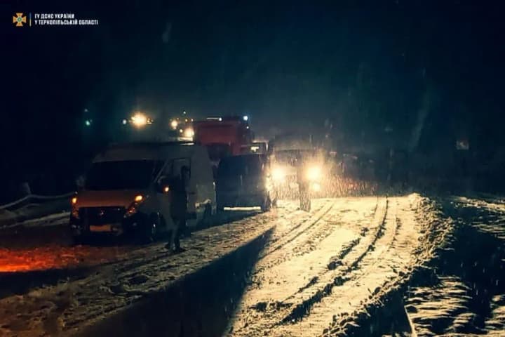 nehoda-zalyshyla-bez-svitla-ponad-350-naselenykh-punktiv-proizd-osnovnymy-dorohamy-ye