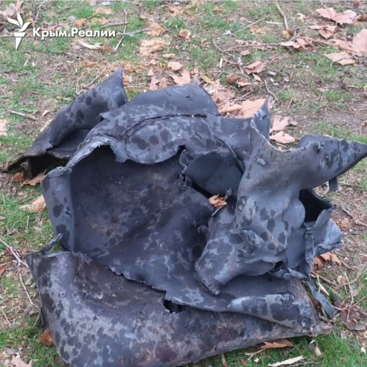 u-feodosii-ulamky-rosiiskoho-korablia-novocherkask-rozletilysia-po-vsomu-mistu