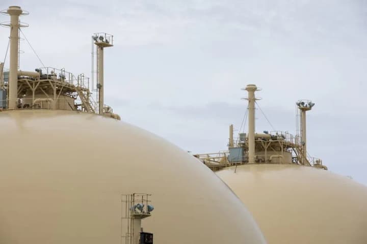 spain-urges-eu-to-take-tougher-stance-on-russian-lng-imports-bloomberg