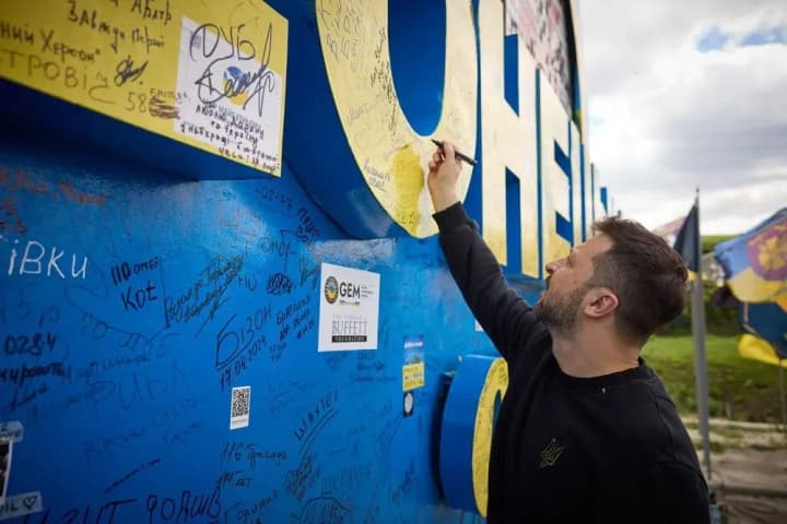 zelensky-left-his-signature-on-the-ceiling-of-donetsk-region-which-was-recently-painted-by-volunteers