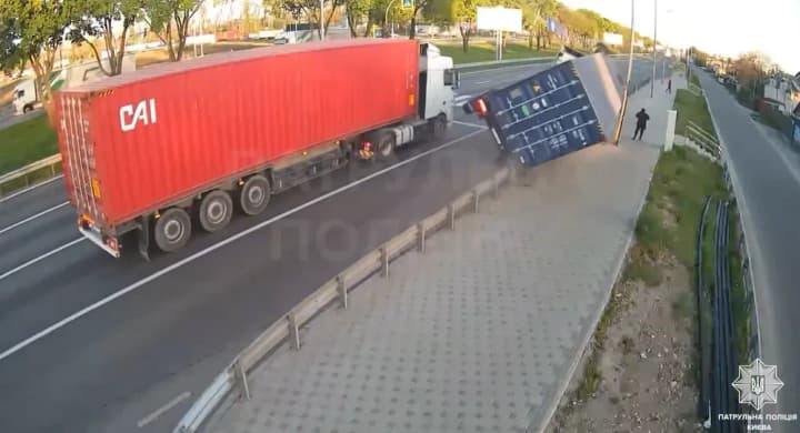 a-truck-crashed-into-a-pole-and-overturned-in-kyiv-video-appears