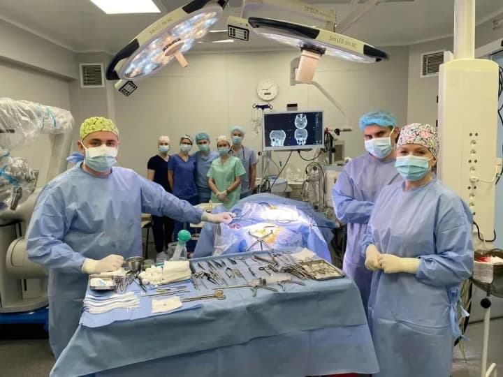lvivski-neirokhirurhy-vydalyly-z-holovnoho-mozku-9-richnoho-khlopchyka-ulamok-miny