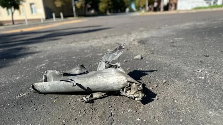 rosiiany-skynuly-vybukhivku-z-drona-na-kherson-poraneno-53-richnoho-cholovika