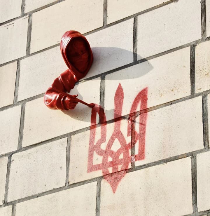 a-sculpture-by-a-french-artist-for-independence-day-appeared-in-kyiv