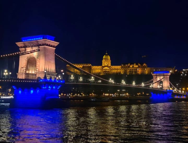 holovnyi-mist-budapeshta-pidsvitiat-koloramy-derzhavnoho-prapora-ukrainy