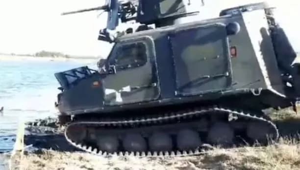 the-netherlands-hands-over-28-viking-amphibious-armored-personnel-carriers-to-ukraine