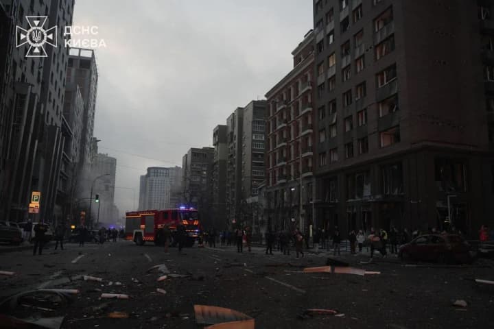 russian-strike-on-kyiv-7-injured-in-holosiivskyi-district-kcma