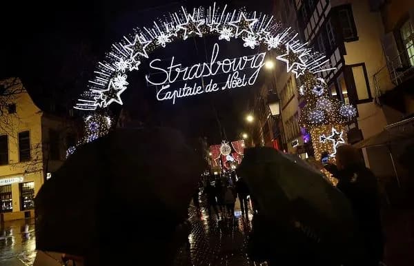 france-extends-olympic-security-measures-to-christmas-fairs