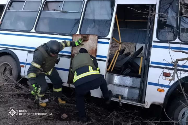 a-bus-carrying-employees-of-the-company-was-involved-in-an-accident-in-dnipropetrovsk-region-14-injured