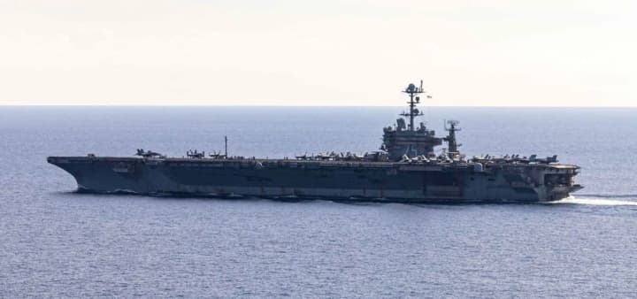 amerykanskyi-avianosets-zaznav-poshkodzhen-pislia-zitknennia-bilia-suetskoho-kanalu