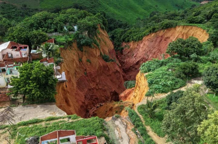 v-brazilskom-gorode-v-amazonii-obrazovalis-ogromnie-voronki-obyavleno-chrezvichainoe-polozhenie