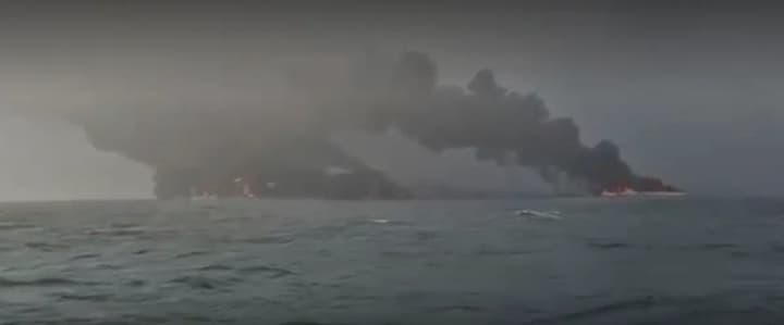 zitknennia-tankera-i-vantazhnoho-sudna-u-pivnichnomu-mori-32-liudyny-evakuiovano