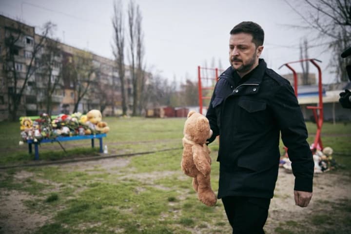 installed-a-lamp-and-put-a-toy-zelensky-honored-the-victims-of-the-missile-strike-on-kryvyi-rih