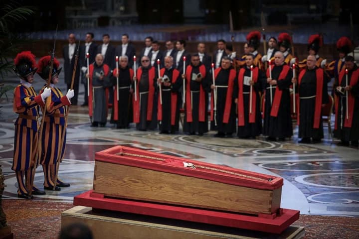 grob-papi-frantsiska-budet-zapechatan-v-khode-zakritoi-tseremonii-detali