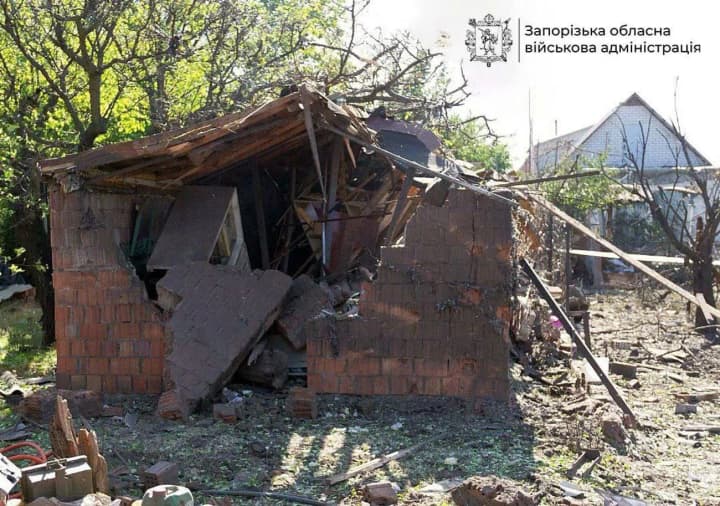 vrag-atakoval-zaporozhskuyu-oblast-povrezhdeni-doma-avto-garazhi-i-infrastruktura