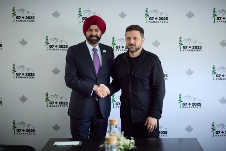 zelenskyi-obhovoryv-iz-prezydentom-hrupy-svitovoho-banku-zbytky-ukrainy-vid-udariv-rf-ta-proiekty-vidbudovy