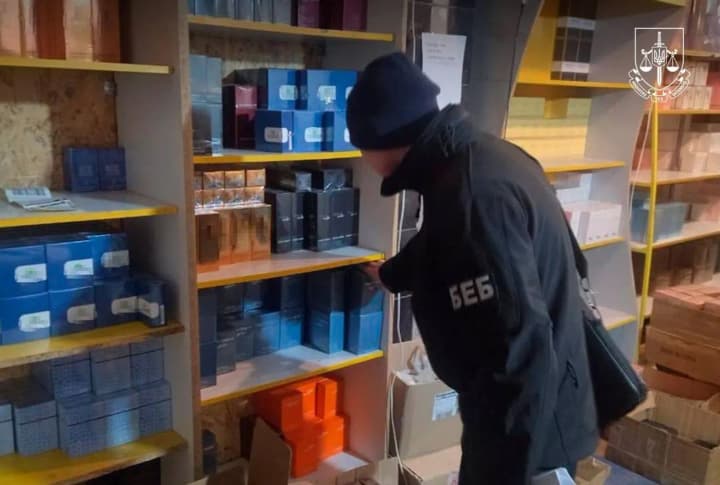perfumes-and-cosmetics-of-world-brands-counterfeited-in-poltava-region-details