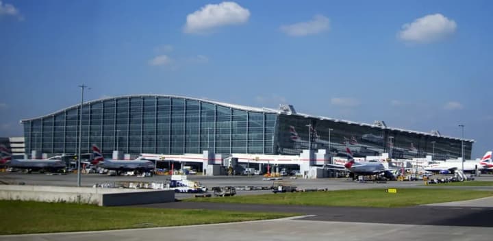 v-aeroportakh-britanii-proizoshel-sboi-iz-za-neispravnosti-radarnoi-sistemi