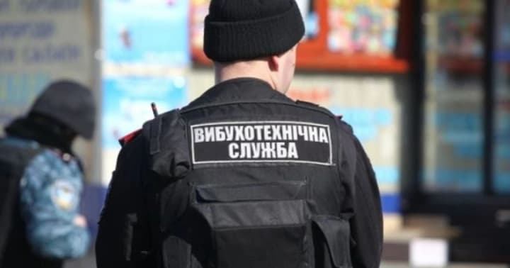 v-kieve-massovie-soobshcheniya-o-minirovanii-shkol-i-torgovikh-tsentrov