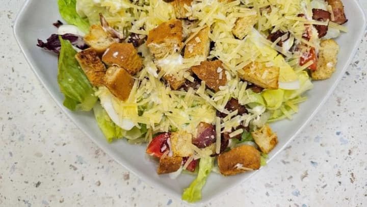 salat-tsezar-top-neveroyatno-vkusnikh-i-originalnikh-retseptov