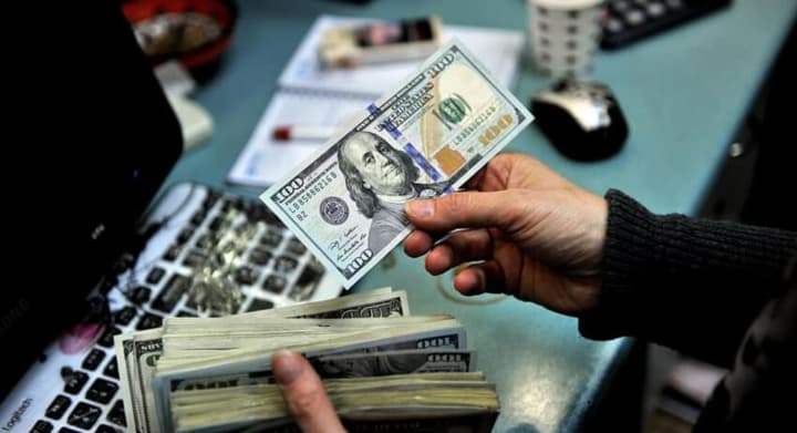 dolar-dorozhchaie-yevro-deshevshaie-nbu-vstanovyv-ofitsiinyi-kurs-na-5-lystopada