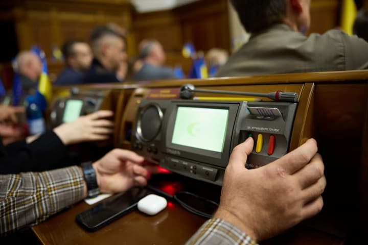 rada-v-17-i-raz-prodovzhyla-voiennyi-stan