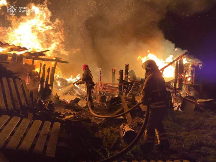 dvoe-pogibshikh-i-yeshche-dvoe-travmirovannikh-na-zhitomirshchine-proizoshel-pozhar-v-chastnom-dome