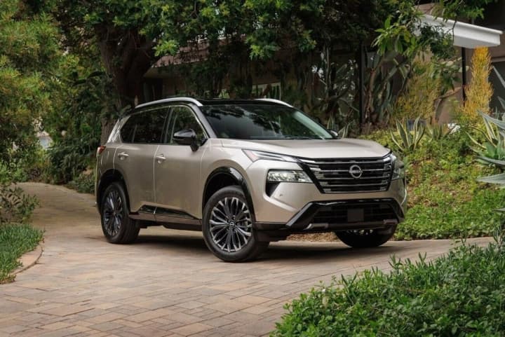 nissan-skorotyt-vyrobnytstvo-pozashliakhovyka-rogue-cherez-defitsyt-chipiv-nexperia