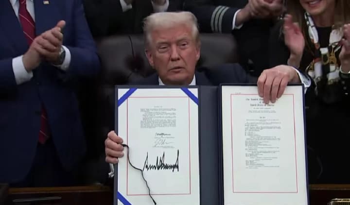 tramp-pidpysav-zakon-shcho-zavershyv-naitryvalishyi-shatdaun-v-istorii-ssha