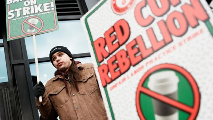 v-ssha-bolee-tisyachi-barista-starbucks-vishli-na-zabastovku-v-den-krasnikh-stakanov