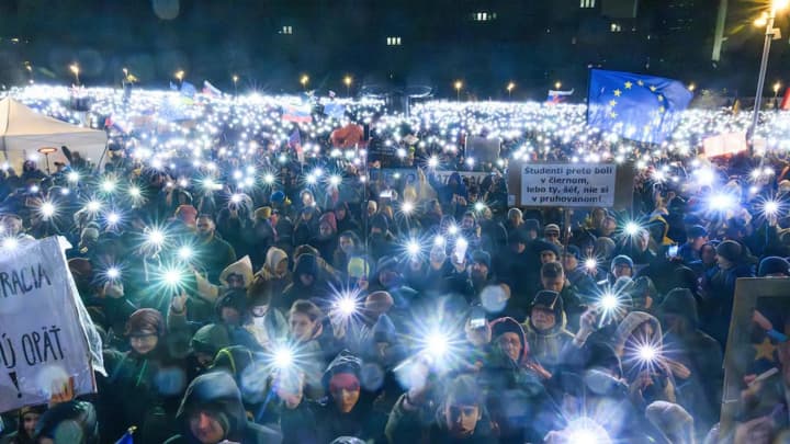 u-mistakh-slovachchyny-vidbulysia-protesty-proty-fitso-na-richnytsiu-oksamytovoi-revoliutsii