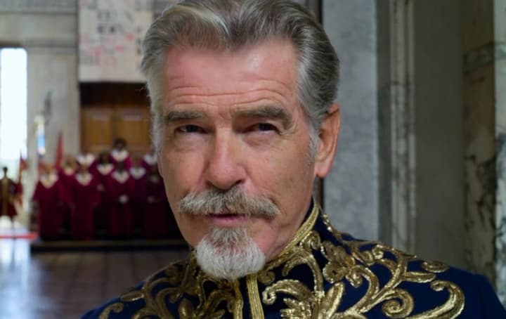 pirs-brosnan-hotovyi-povernutysia-do-roli-doktora-feita-pislia-uspishnoho-debiutu