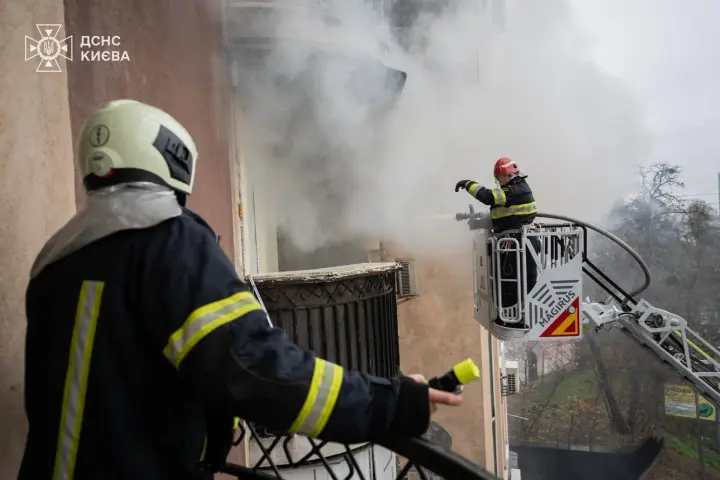 u-tsentri-kyieva-spalakhnula-kvartyra-poperedno-cherez-vybukh-zariadnoi-stantsii