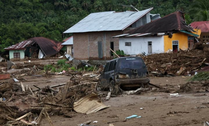 poveni-ta-zsuvy-na-sumatri-zabraly-zhyttia-ponad-700-liudei