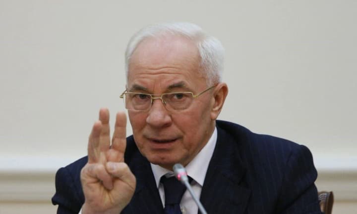 sud-zaochno-zasudyv-ekspremiera-azarov-do-15-rokiv-za-gratamy